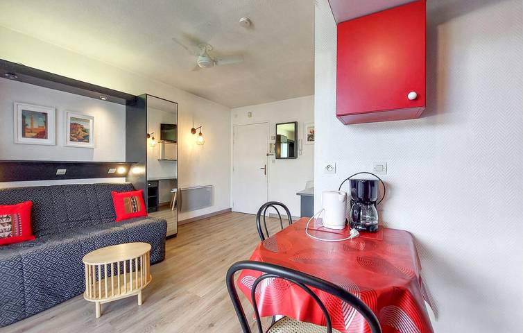 Entire holiday apartment, Cozy Apartment 600m from Beach with Pool and Free Parking in La Rochelle, La Rochelle region