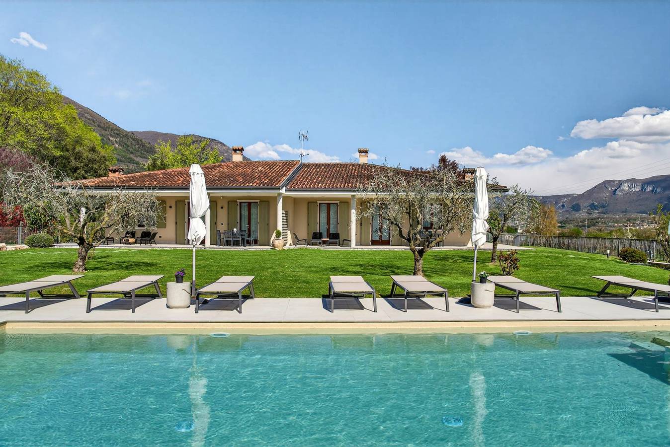 Villa Ida für 12 Personen mit Stil und Liebe eingerichtet,mit privat Pool und Garten in Costermano, Gardasee-Berge