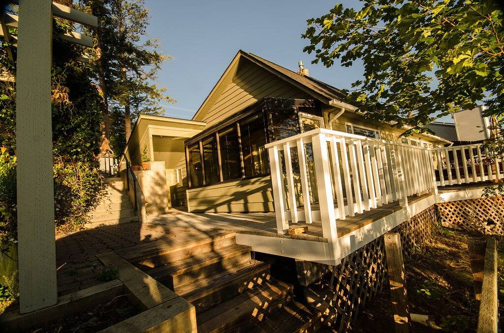 Haus am See mit Whirlpool, Dock, tolle Aussicht aus dem Wohnzimmer und Schlafzimmer in Flathead Nationalwald