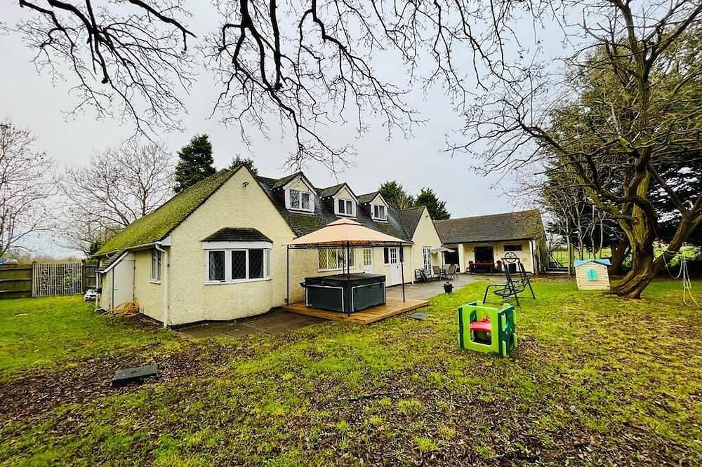 Vintage style Lodge In Windsor! Sleeps 15! Hot Tub! in Berkshire