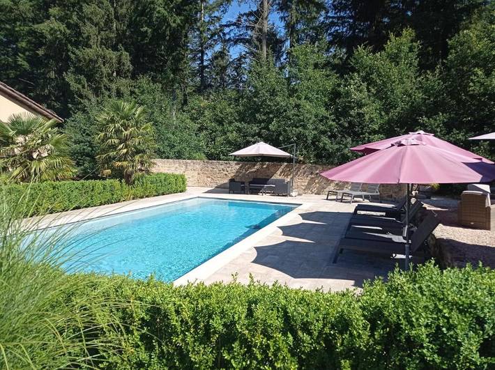 Chambre d’hôte pour 2 personnes, avec Terrasse et Jardin ainsi que Piscine et Vue sur le lac à Laval-de-Cère