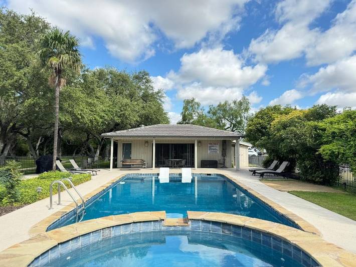 Alojamiento y desayuno para 2 personas, con terraza además de piscina y jacuzzi - 1