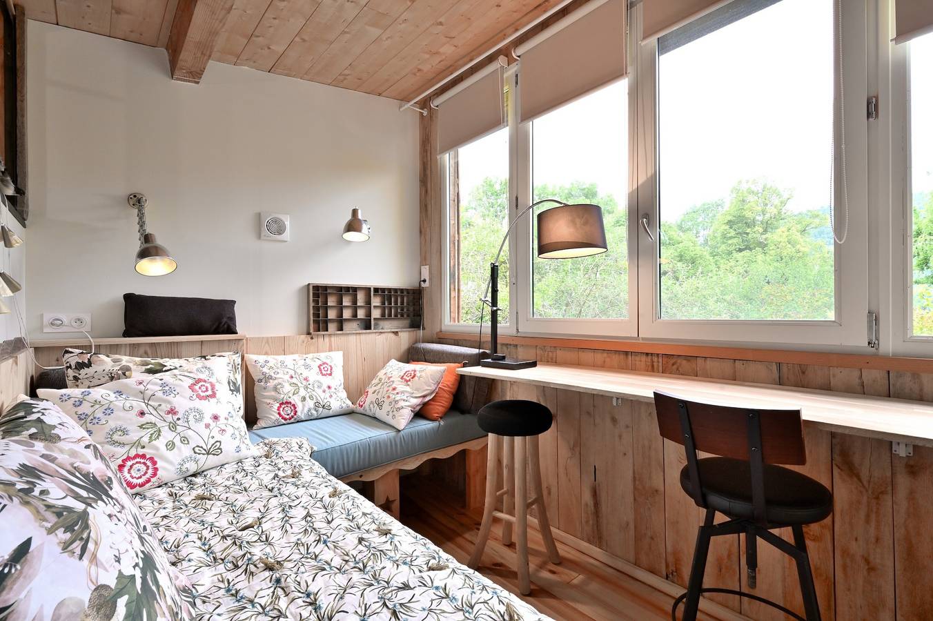 Cabane "Petit Bouddha" avec vue sur les montagnes, bassin et terrasse privée in Arrien-en-Bethmale, Parc naturel régional des Pyrénées ariégeoises