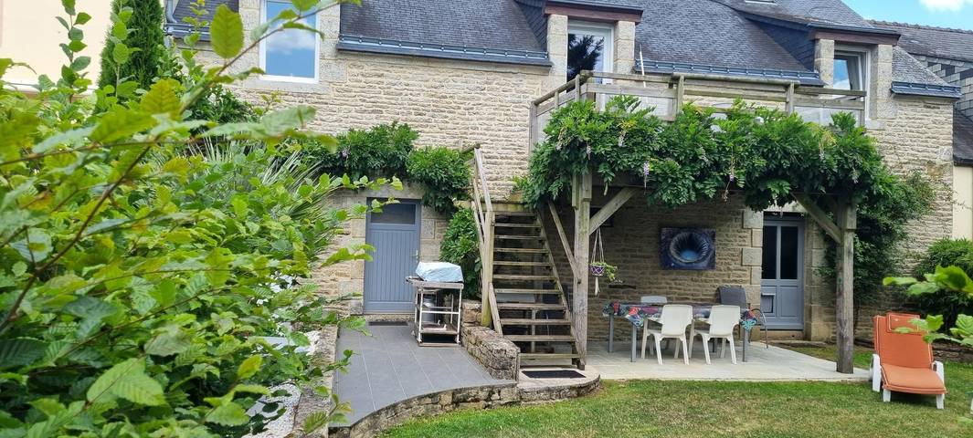 Gîte pour 6 personnes, avec terrasse et jardin à Plumelec