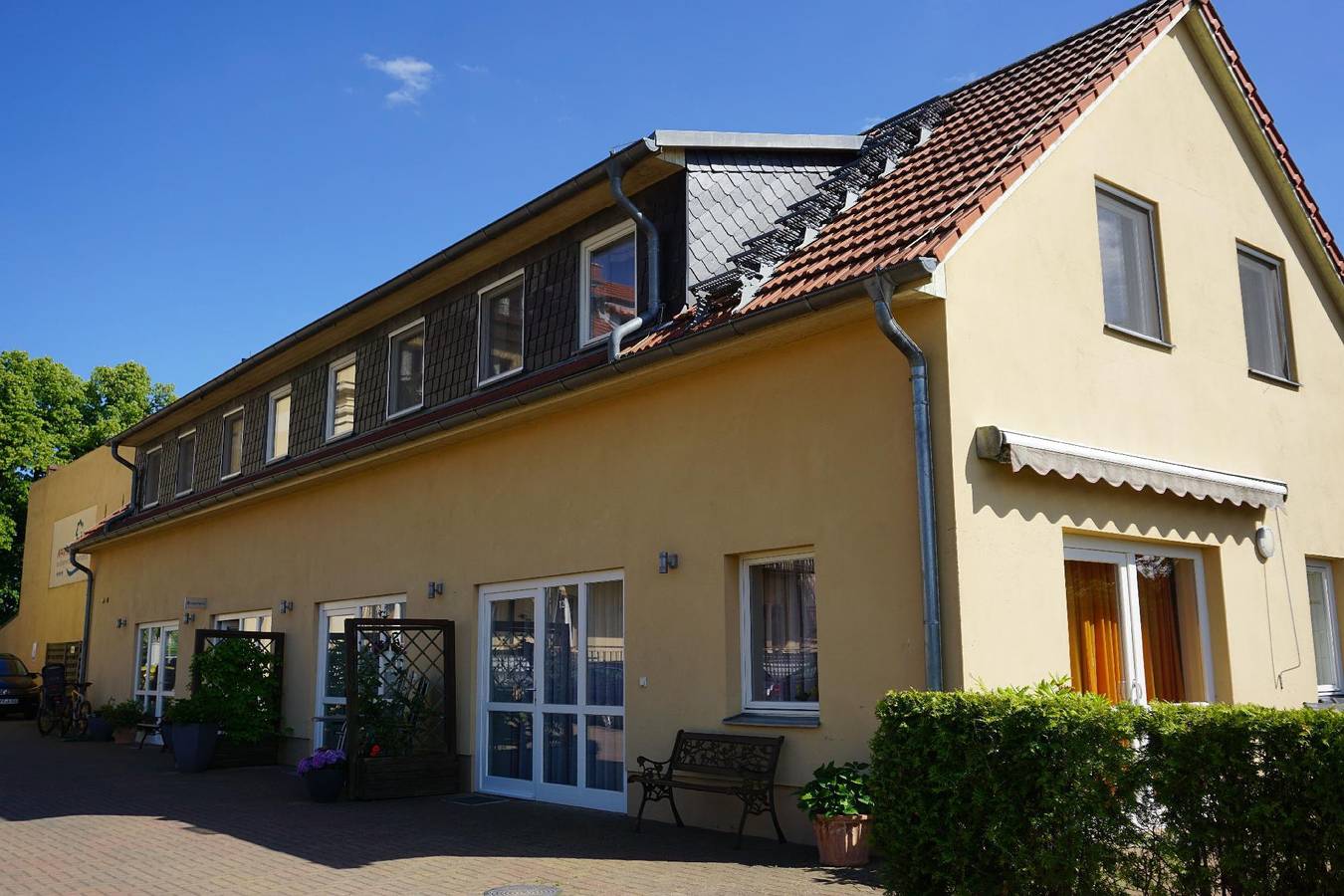 Entire holiday apartment, Maisonettenwohnung mit Wendeltreppe zu den Schlafzimmern mit Seeblick in Rheinsberger See, Rheinsberg