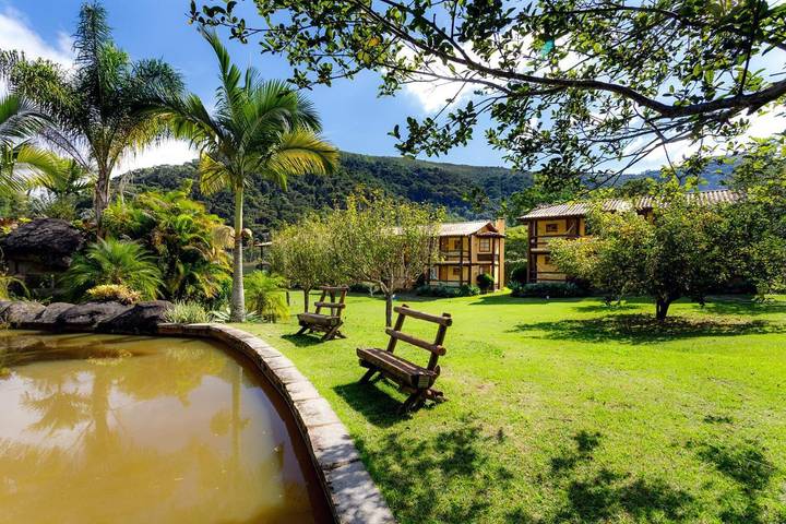 Pousadas para 4 pessoas, com piscina e sauna e ainda jardim and vista em Petrópolis