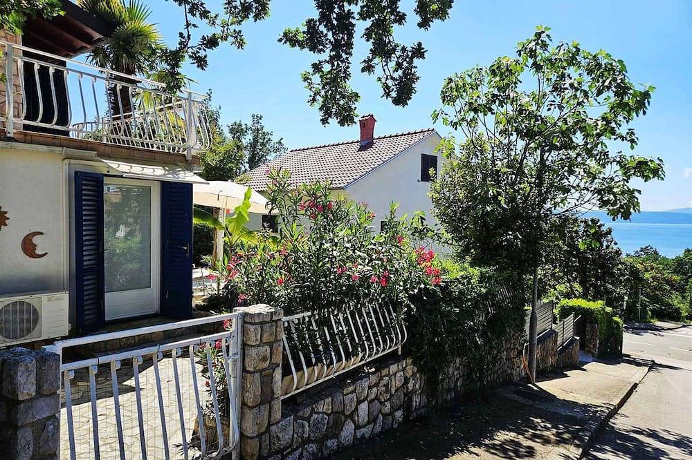 Apartamento entero, Apartamento de vacaciones con terraza y vistas al mar in Njivice, Krk (isla)