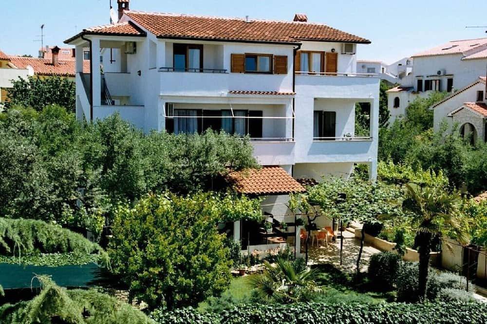 Entire apartment, Air-conditioned apartment 250 m from the beach with private boat mooring in Medulin City, Medulin