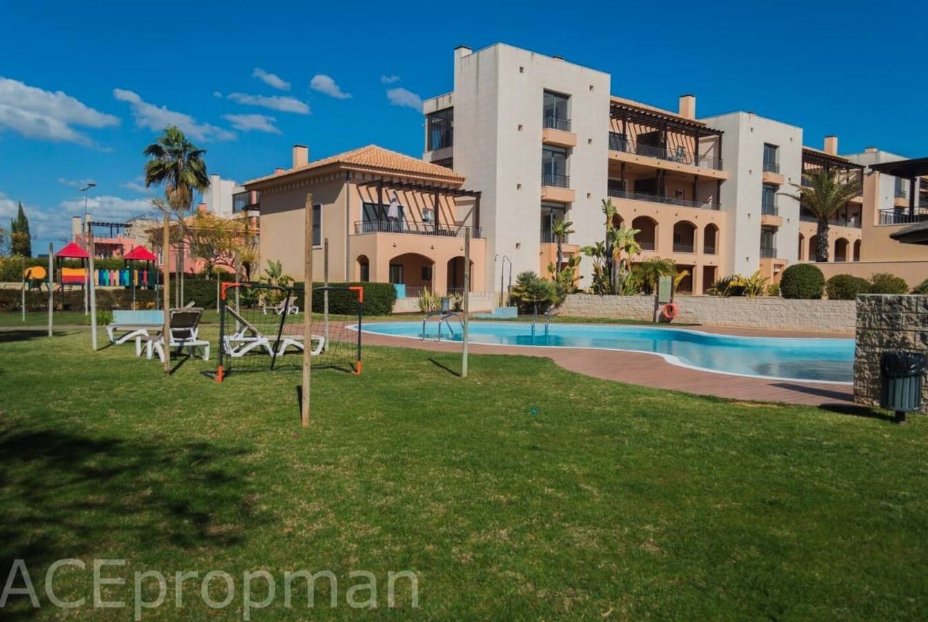 Appartamento intero, Appartamento 'Victoria Comfort' con piscina condivisa, Wi-Fi e aria condizionata in Quarteira, Distretto di Faro