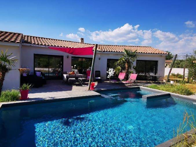 Location de vacances pour 4 personnes, avec vue ainsi que jardin et piscine à Pourcieux