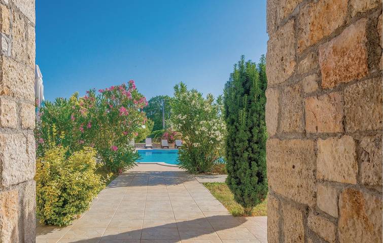 Reizende 2-Zimmer-Wohnung mit Pool, Terrasse und WLAN in Dalmatinisches Zagora