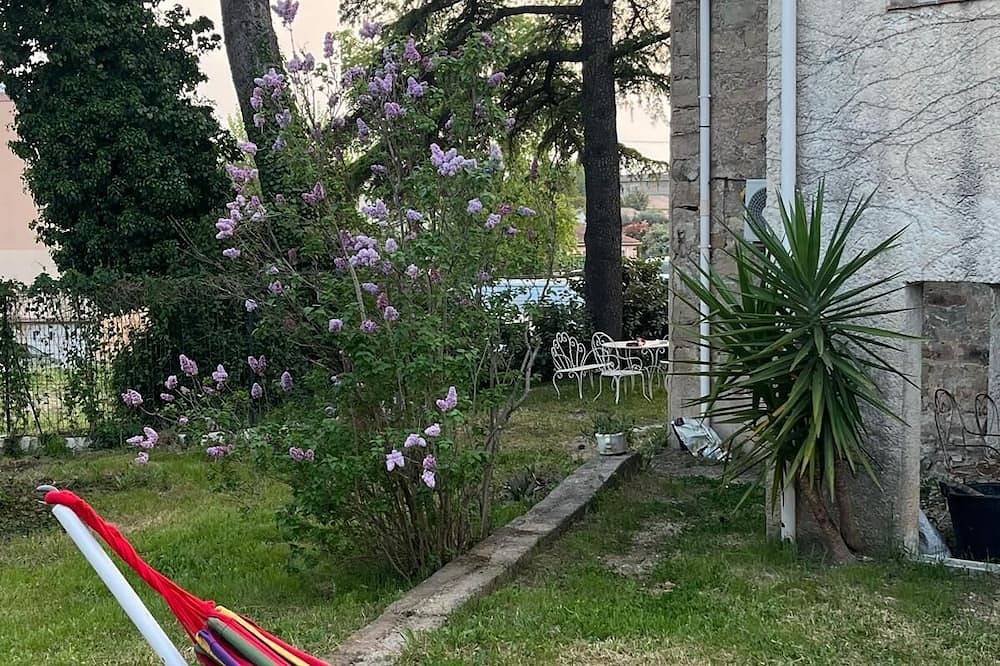 Appartement entier, Cocon provençal et jardin privatif pour une pause à 2 in Le Muy, Côte méditerranéenne (France)