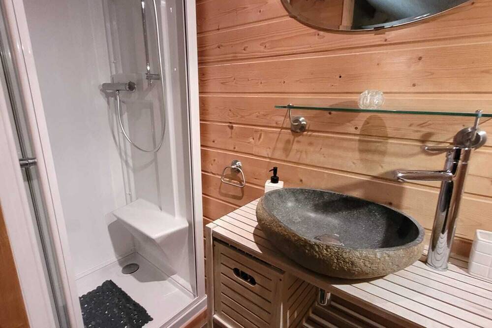 Quiet town center house with patio and 2-wheel garage in Charleville-Mézières, Ardenas