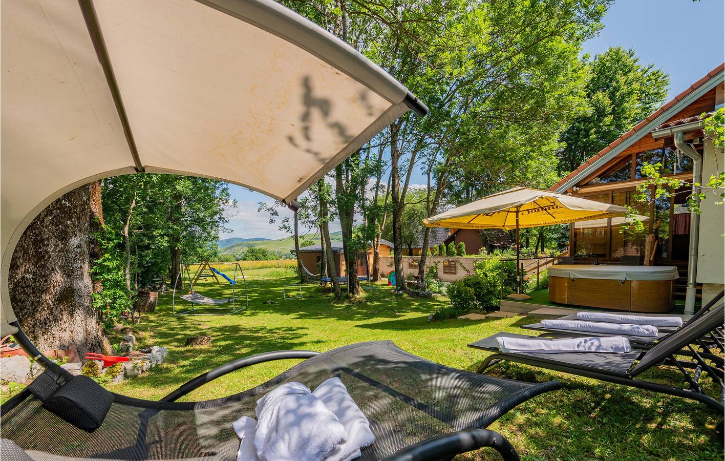 Geräumige 130 m² große Wohnung mit WLAN, Parkplatz, Terrasse und Küche in Gračac, Zadar