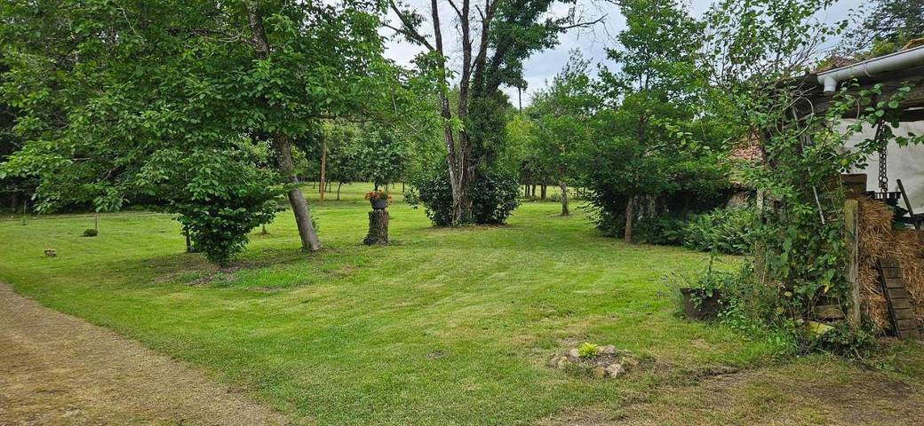 Location de vacances pour 6 personnes, avec jardin à Lacropte - 4