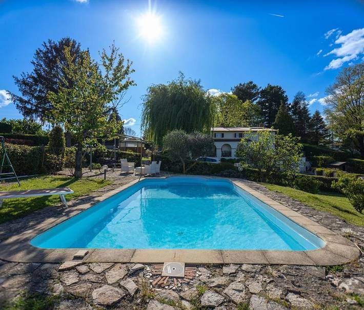 Villa per 8 persone, con piscina e panorama nonché terrazza, con animali domestici sul Lago di Bracciano