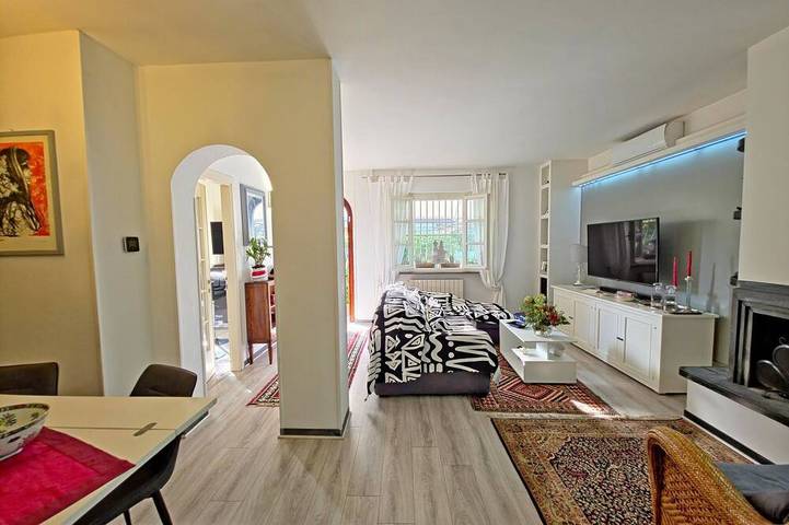 Entire apartment, Modern Villa Cinquale: 3Br, AC, Garden & Bikes in Cinquale, Montignoso