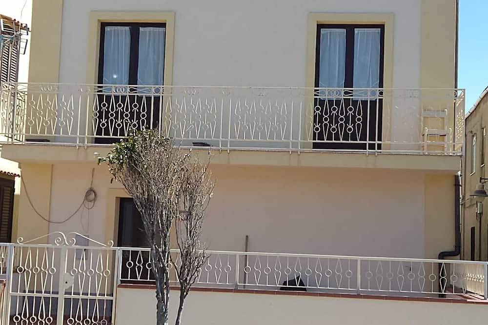 2 Bedroom Private vacation home in Reggio Calabria in Gallico Marina, Costa Tirrenica Calabria