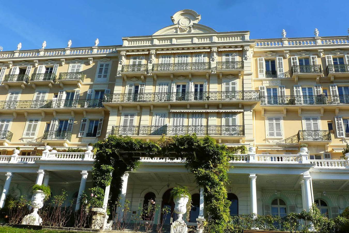 Entire apartment, In ancient palace near the Thermes Chevalley, beautiful views of town and lake, quiet! in Aix-les-Bains, Chambéry region