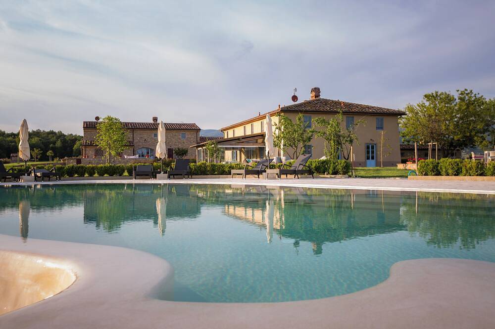 Estate with pool and vineyard in the Tuscan countryside, Mugello, near Florence in Scarperia e San Piero, Lago di Bilancino