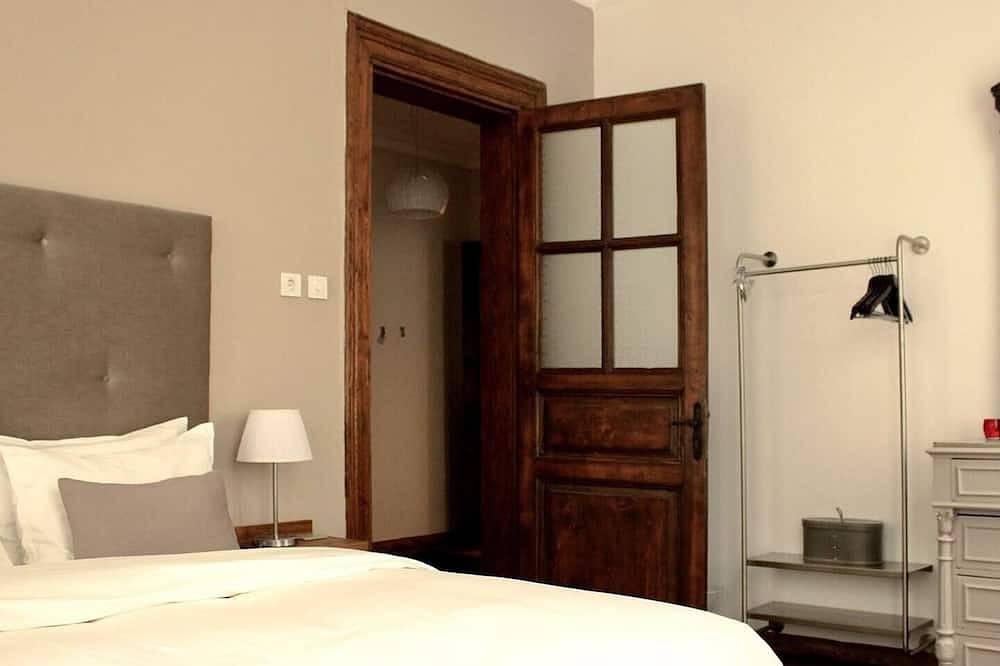 Entire apartment, Airy style, amazing terrace views in Galata! in Beyoğlu, Istanbul