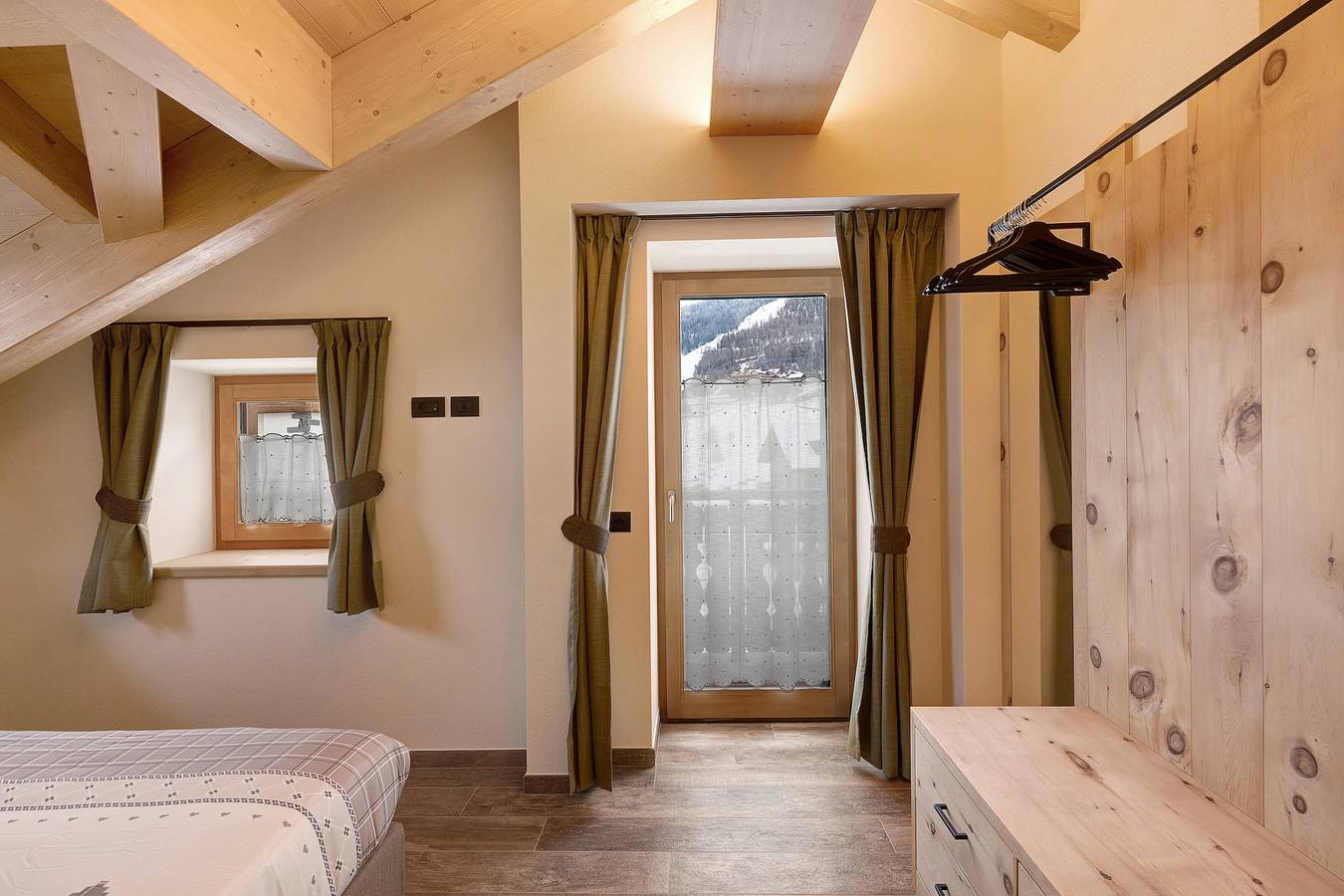 Hel lejlighed, Apartment "Gemma Rosina's Home" with Mountain View, Balcony & Wi-Fi in Livigno (Town), Livigno