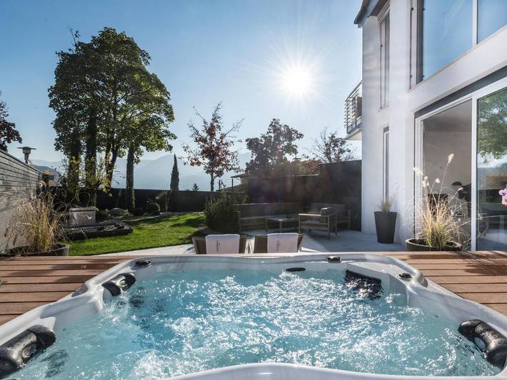 Appart’hôtel pour 3 personnes, avec jardin et piscine ainsi que sauna et vue, animaux acceptés