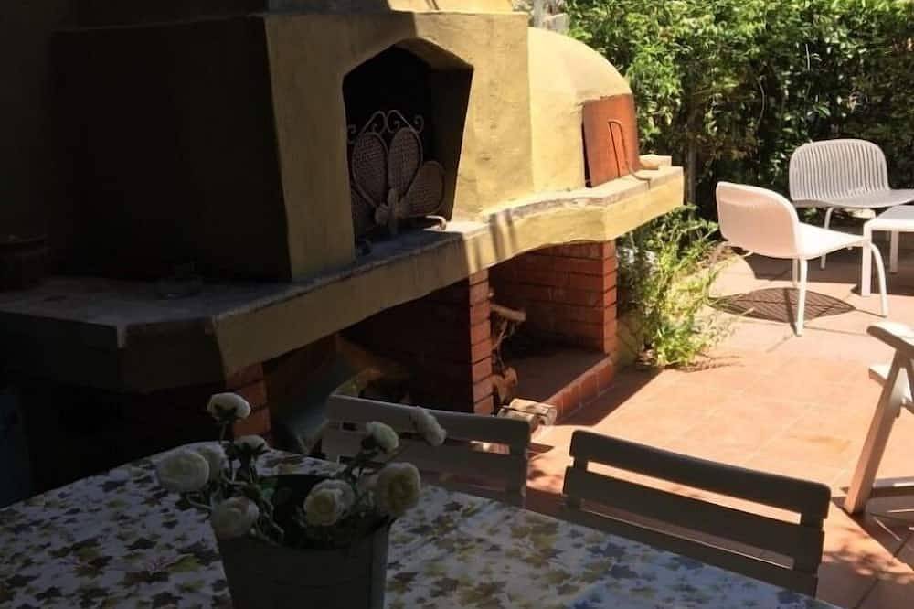 Santa Margherita di Pula: villetta a schiera con giardino a 200 metri dal mare in Santa Margherita di Pula, Pula e dintorni