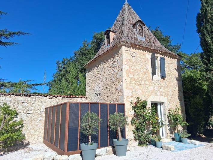 Location de vacances pour 2 personnes, avec Jacuzzi et Terrasse ainsi que Jardin et Vue à Courrensan