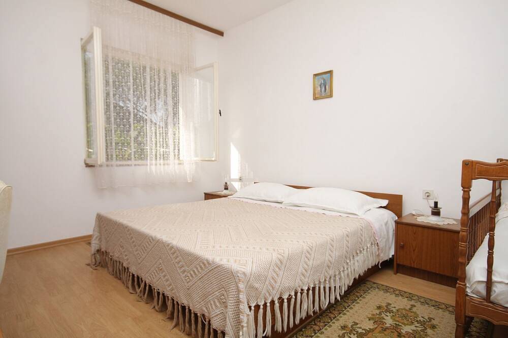 Ganze Wohnung, 2-Zimmer-Ferienwohnung mit Terrasse Kukljica, Ugljan in Kali, Insel Ugljan