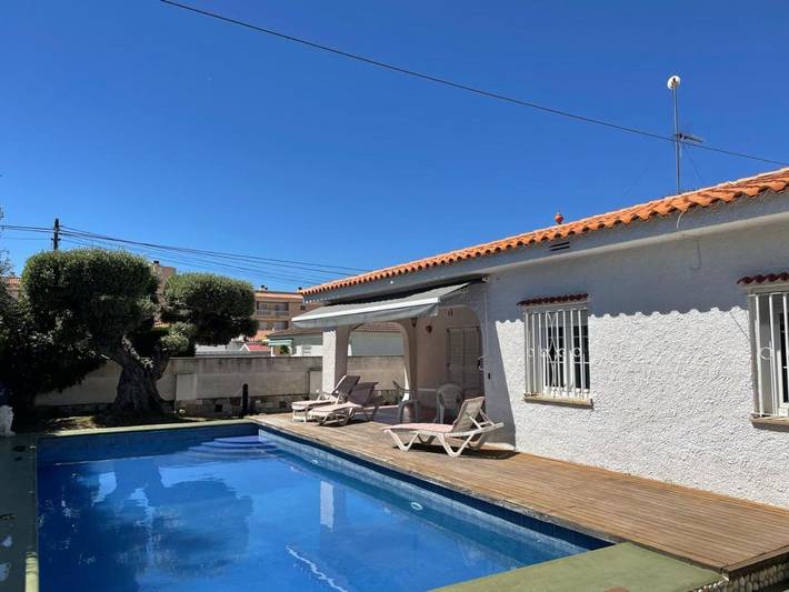 Chalet para 8 personas, con jardín además de terraza y piscina, Se admiten mascotas en Vinaroz