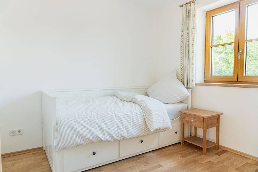 Ganze Wohnung, Große Ferienwohnung im schönen Mangfalltal unterhalb des Irschenbergs in Bruckmühl, Landkreis Rosenheim