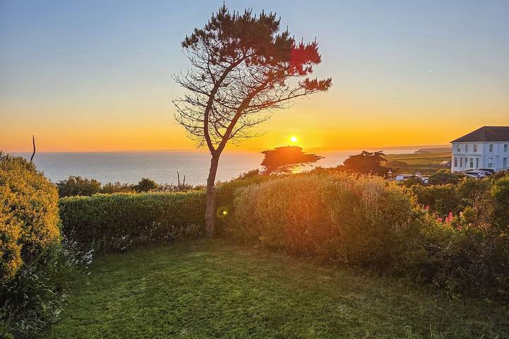 Log cabin for 13 people, with garden in Mullion