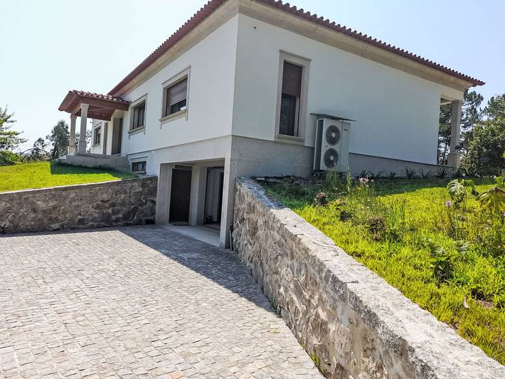 Agriturismo per 6 persone, con terrazza e panorama nonché giardino in Costa Verde