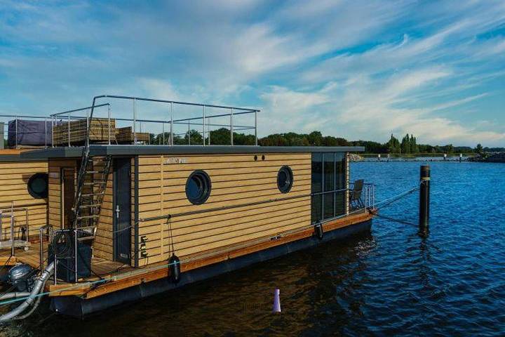 Boot für 4 Personen, mit Terrasse und Sauna sowie Ausblick in Barth