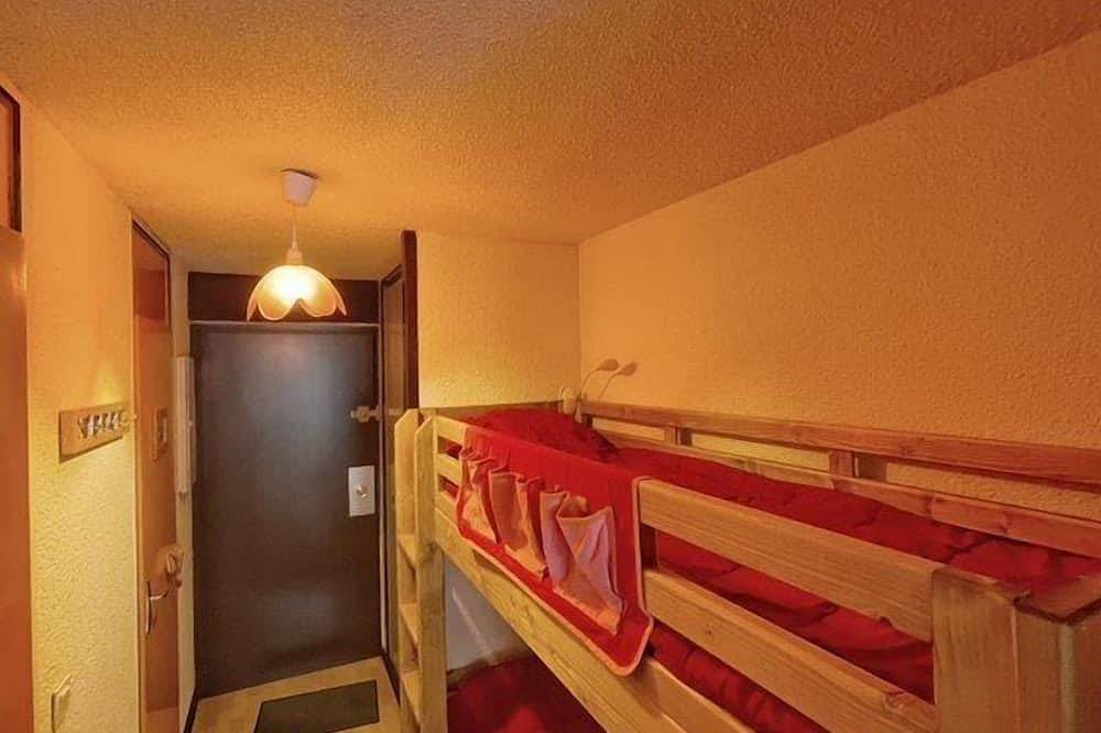 Entire apartment, 200m from resort center, 3rd floor, view mountain, balcony, tv, 25m², Vars in Vars, Briançon region