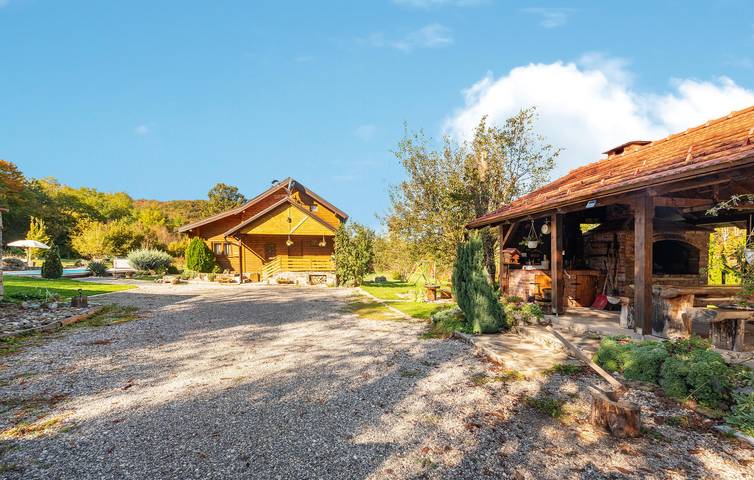 Charmantes Apartment mit 1 Schlafzimmer, Pool, Terrasse und Parkplatz in Lovinac, Lika-Senj