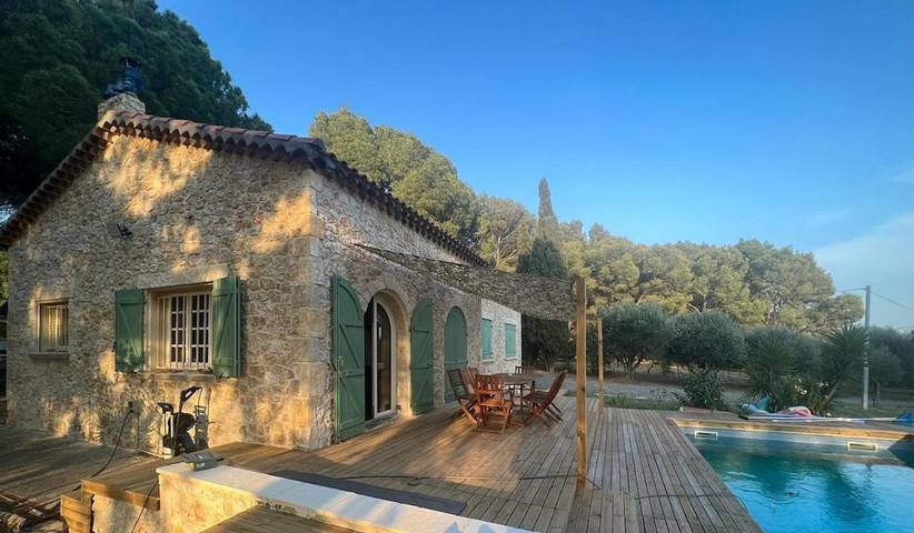 Location de vacances pour 7 personnes, avec vue ainsi que terrasse et piscine à Cers