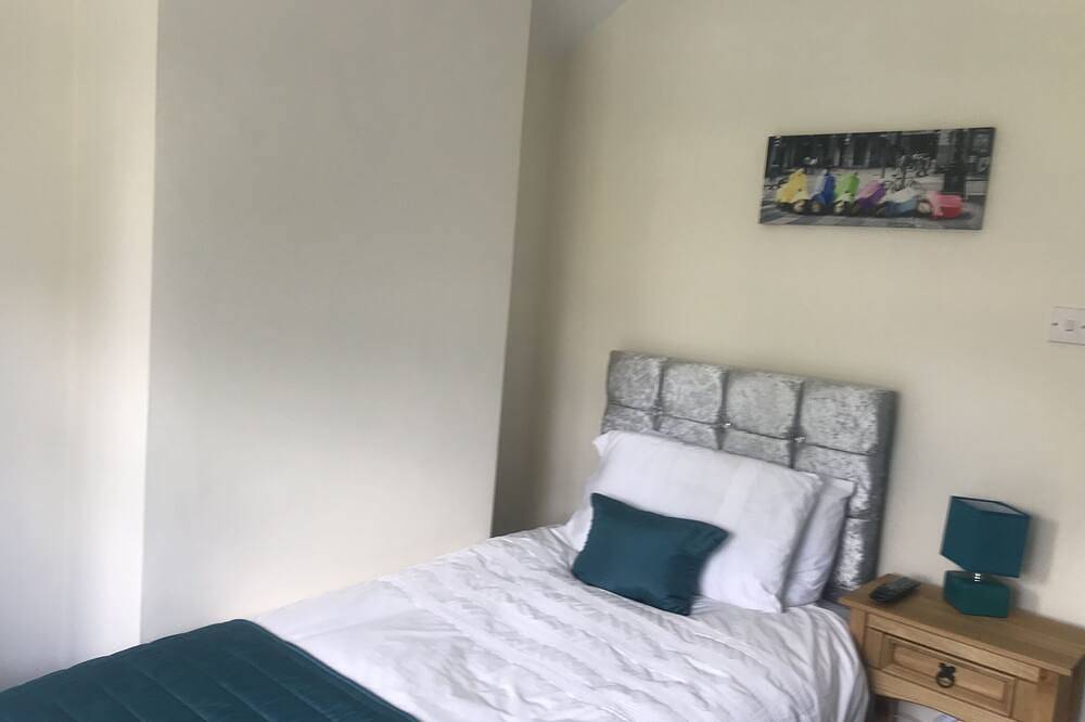 Maison-Salle de bain privée-4 Bedroom in Chelmsford, Essex