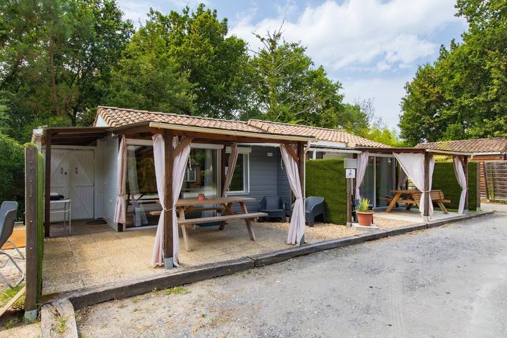 Appartement entier, Chalet A Village Vacances avec piscine partagée, terrasse privée et Wi-Fi in La Teste-de-Buch, Région d'Arcachon