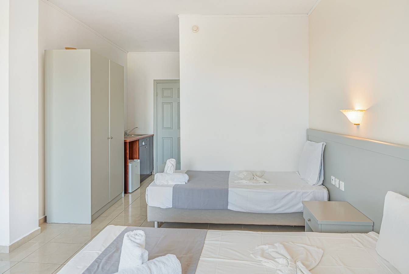 Studio Appartement 'Evripides Triple Room 2' met Gedeeld Zwembad, Gedeelde Tuin en Airconditioning, foto 14