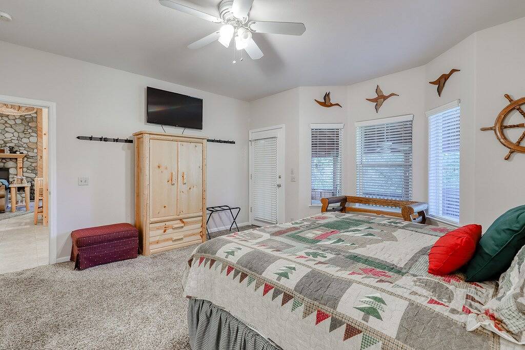 Waldblick mit teilweise überdachtem Deck, ideal für Angler, Bootsfahrer und Skifahrer! in Ockenden, Shaver Lake