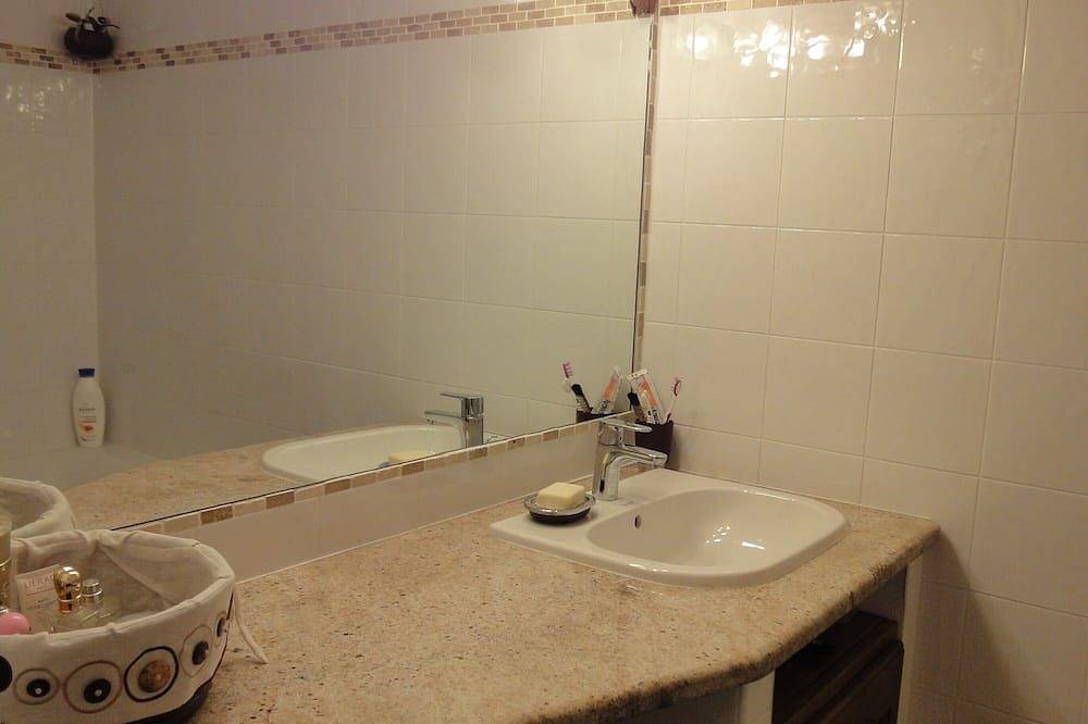 Apartamento entero, Ideal Couple Soigneux Downtown, aire acondicionado y Coquet-15 mn a pie de las playas in Ajaccio, Region de Ajaccio