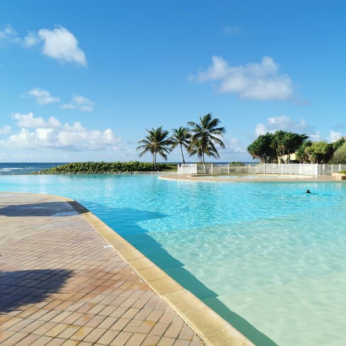 Studio pour 3 personnes, avec balcon ainsi que piscine et jardin