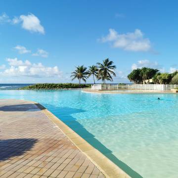 Gîte pour 3 personnes, avec balcon ainsi que piscine et jardin à Saint-François