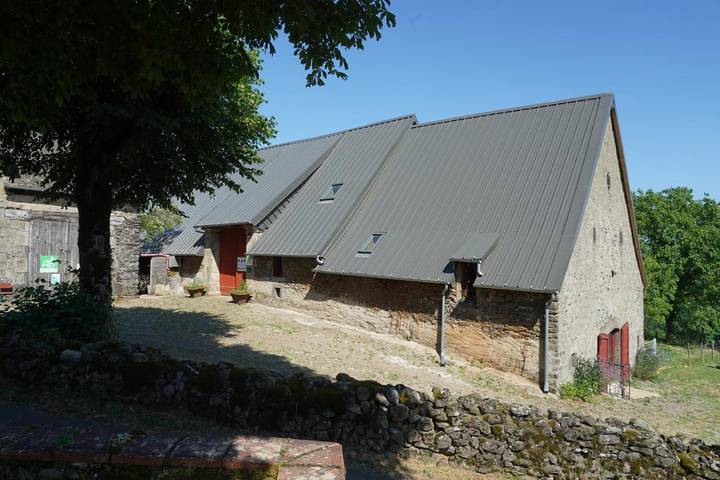 Location de vacances pour 8 personnes, avec vue et jardin à Barriac-les-Bosquets