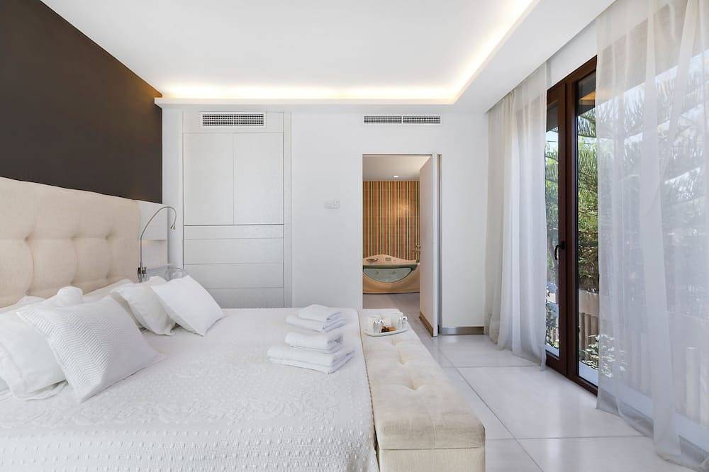 Villa Marina Cristal - minimalist and stylish villa. Optional heated pool in Es Coll d'en Rabassa, Palma