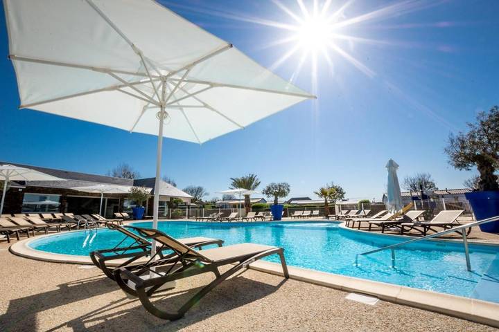 Camping pour 2 personnes, avec Terrasse et Jacuzzi ainsi que Jardin et Piscine