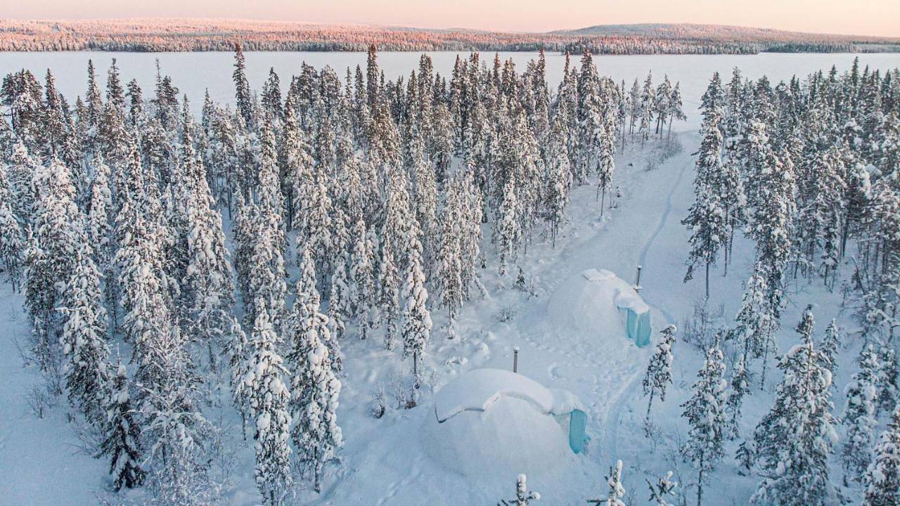 Private Jacuzzi Igloo bedroom in Aurora Lounge Hotel with shared sauna and pet friendly in Rovaniemi, Laponia