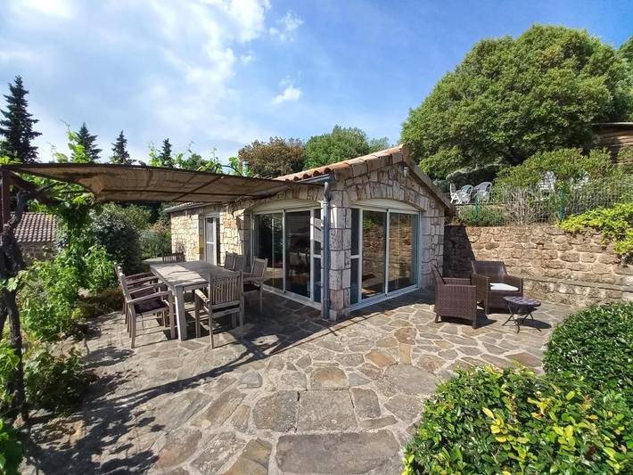 Location de vacances pour 2 personnes, avec vue ainsi que piscine et jardin à Saint-Pierre-Saint-Jean - 3